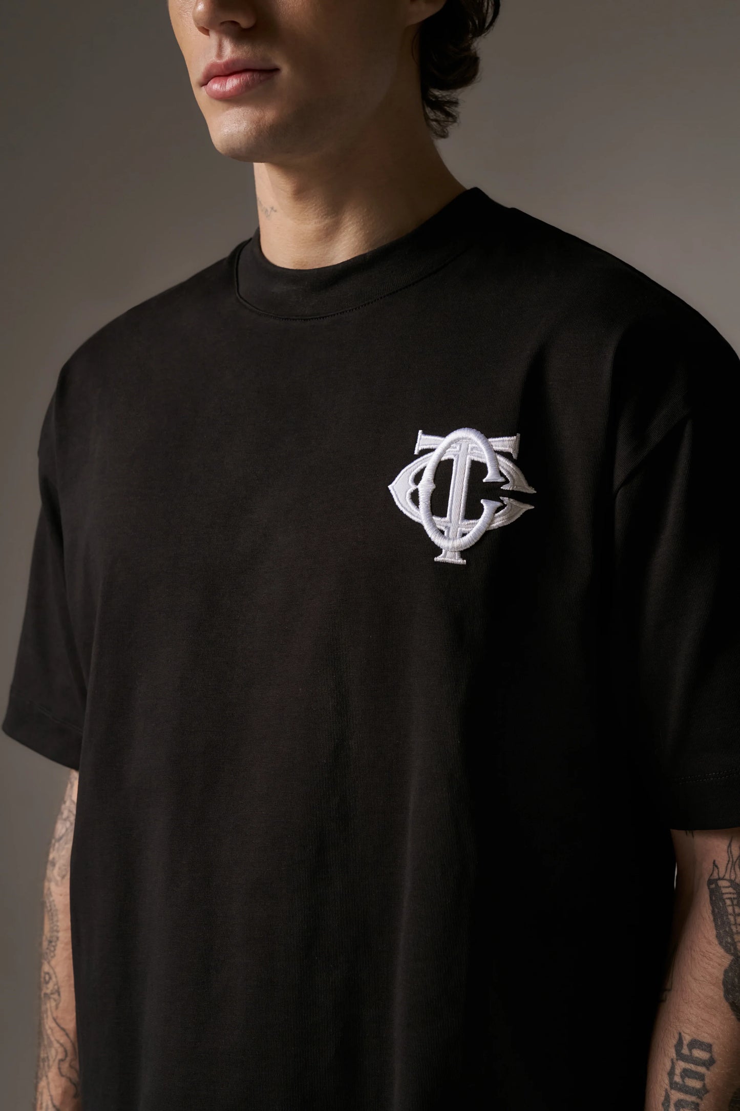 MONOGRAM EMBLEM T-SHIRT BLACK