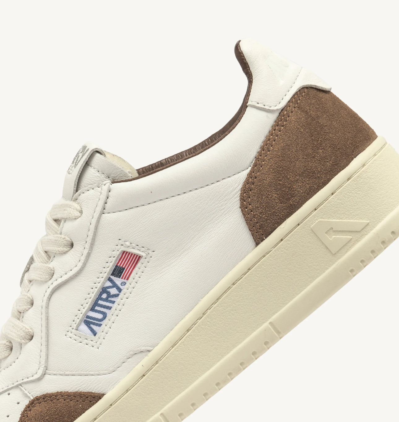 AUTRY SNEAKERS MEDALIST LOW SNEAKERS IN WHITE AND CIGAR LEATHER SUEDE