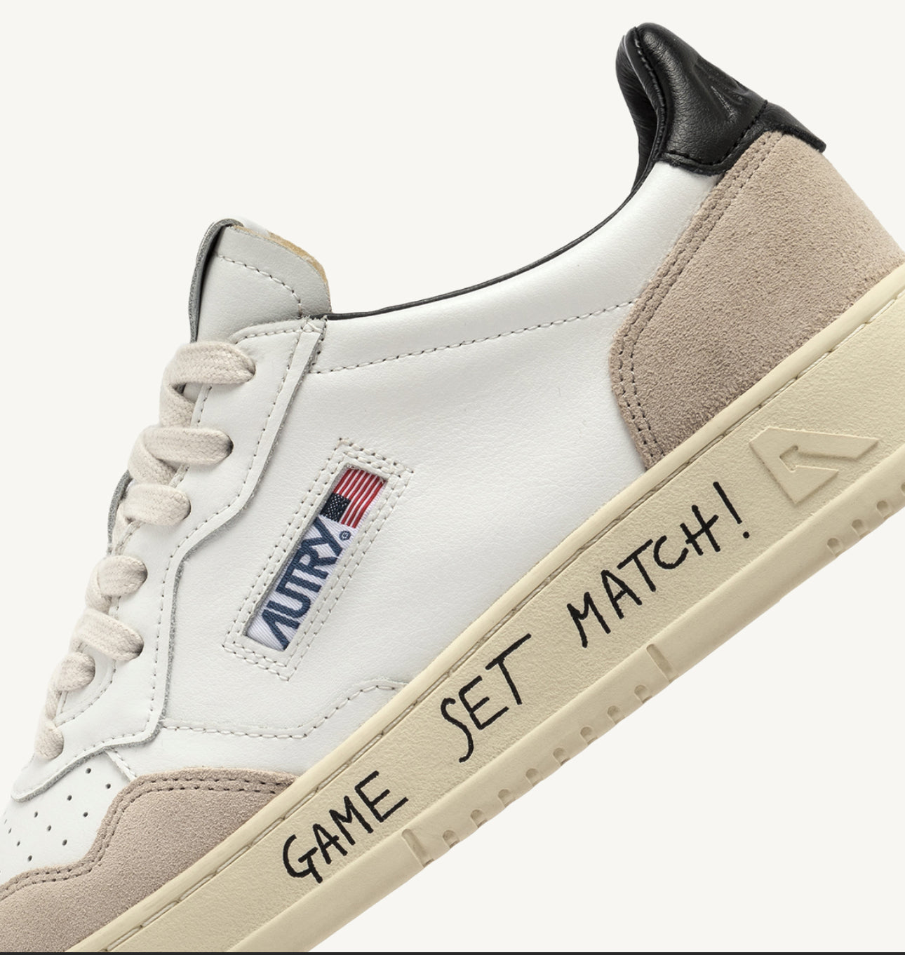 AUTRY SNEAKERS MEDALIST LOW SNEAKERS IN WHITE AND BLACK LEATHER AND SUEDE WITH LETTERING