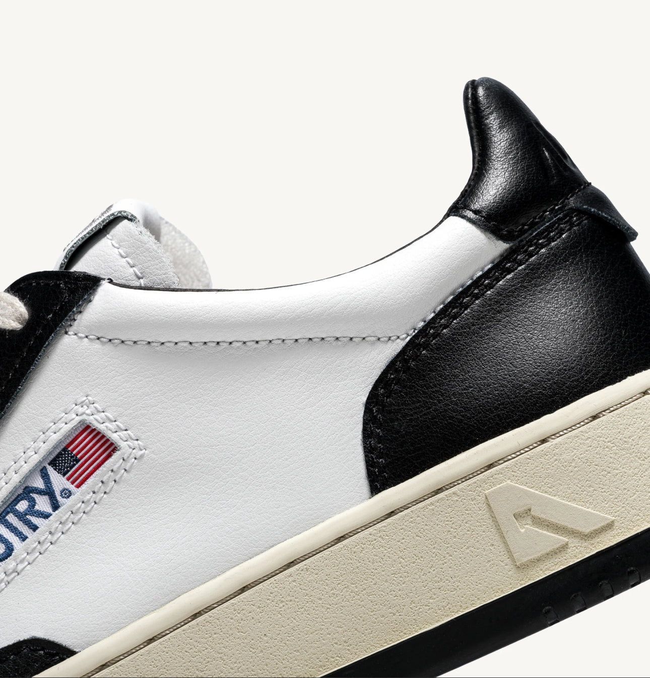 AUTRY SNEAKERS MEDALIST LOW BICOLOR SNEAKERS IN WHITE AND BLACK LEATHER