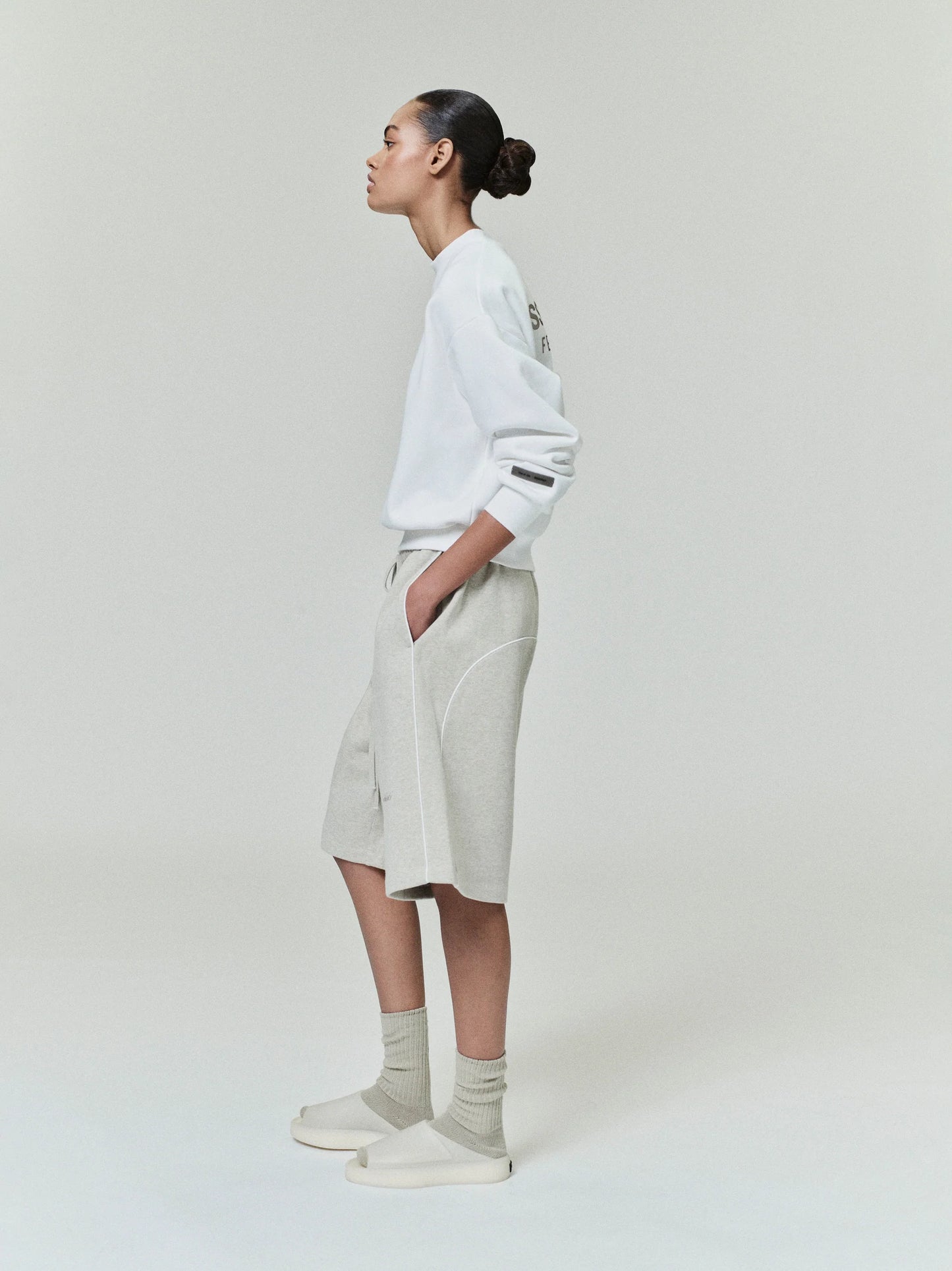 RELAXED FLEECE SWEATSHORT WITH PIPING