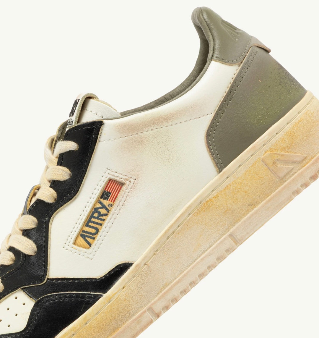 AUTRY SNEAKERS MEDALIST LOW SUPER VINTAGE SNEAKERS IN WHITE BLACK AND COVERT GREEN LEATHER AVLM - SV06