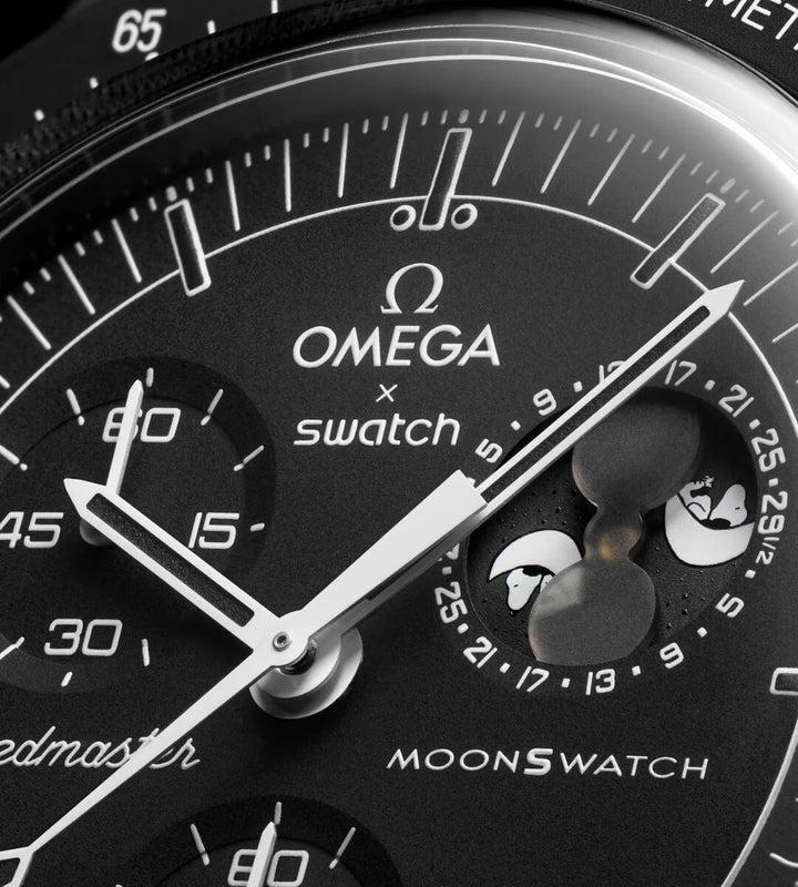 Swatch x Omega Bioceramic Moonswatch Mission To Moonphase Snoopy Black שעון אומגה בשיתוף פעולה עם סווטש