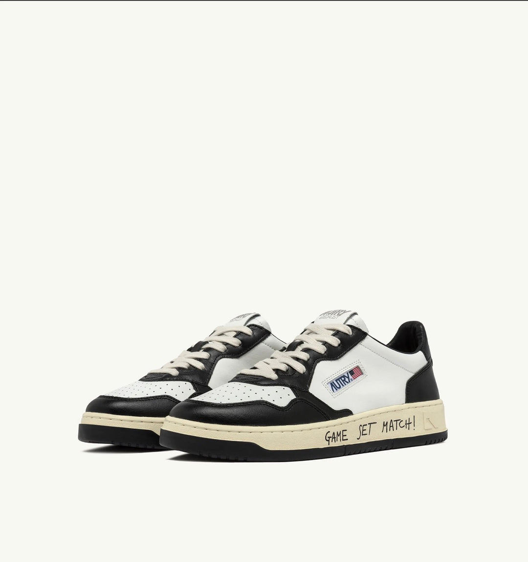 AUTRY SNEAKERS MEDALIST LOW SNEAKERS IN WHITE AND BLACK LEATHER WITH LETTERINGAULM - BH02