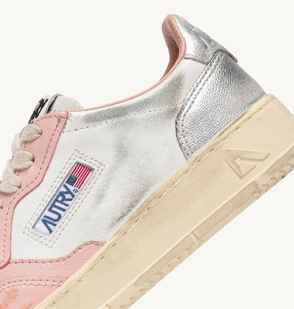AUTRY SNEAKERS WOMAN MEDALIST LOW SUPER VINTAGE SNEAKERS IN WHITE POWDER PINK AND SILVER LEATHER