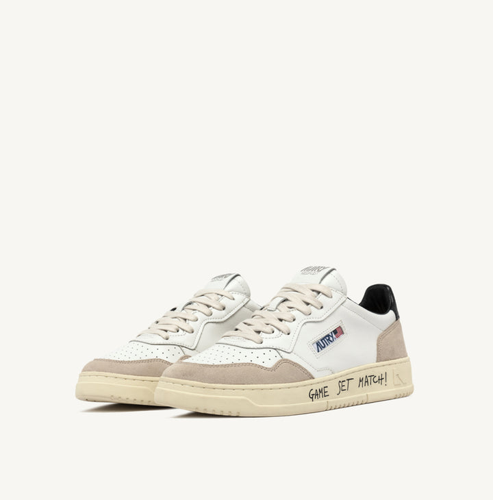 AUTRY SNEAKERS MEDALIST LOW SNEAKERS IN WHITE AND BLACK LEATHER AND SUEDE WITH LETTERING