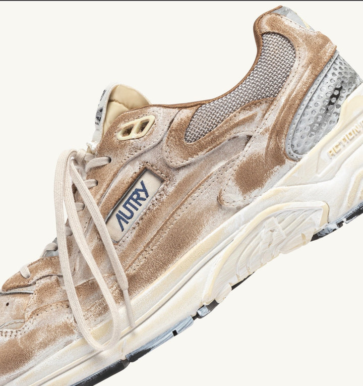 AUTRY SNEAKERS HYPERWAY SUPER VINTAGE SNEAKERS IN MILKSHAKE AND SILVER SUEDE HVLM - JB02