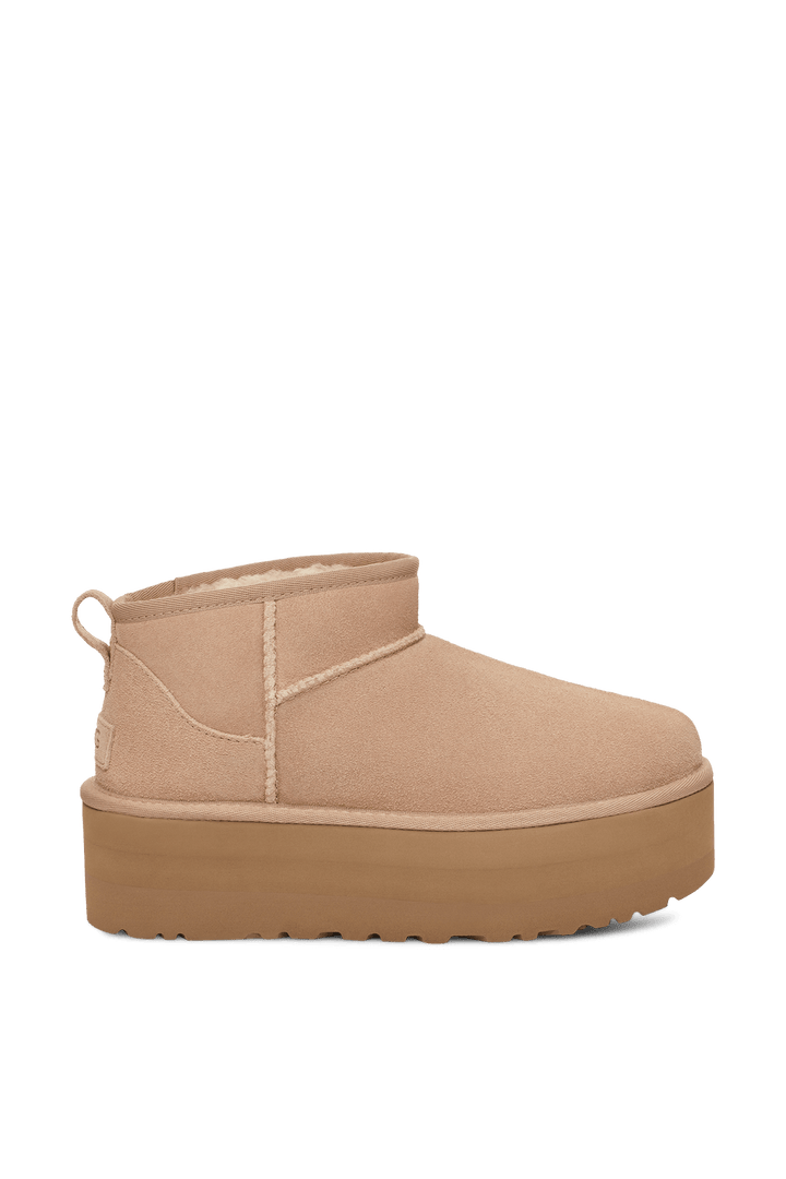 UGG WOMEN'S CLASSIC ULTRA MINI PLATFORM SAND מגפי קלאסיק אולטרה מיני פלטפורם סנד