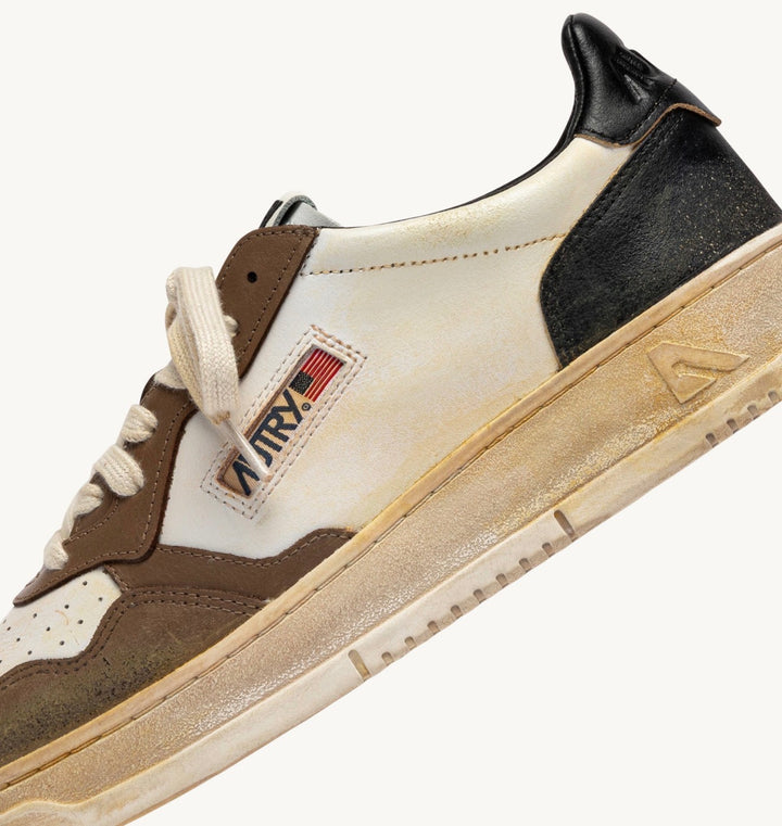 AUTRY SNEAKERS MEDALIST LOW SUPER VINTAGE SNEAKERS IN WHITE, BLACK AND MALT LEATHER AVLM - SV60