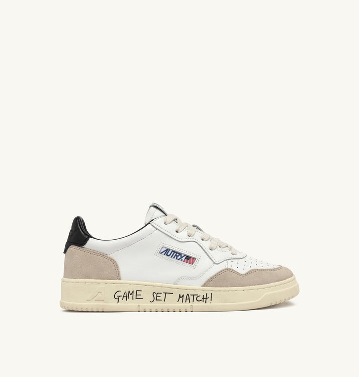 AUTRY SNEAKERS MEDALIST LOW SNEAKERS IN WHITE AND BLACK SUEDE AND LEATHER WITH LETTERING
