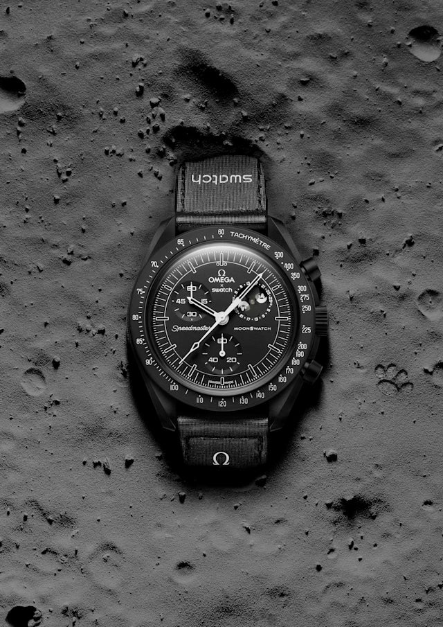 Swatch x Omega Bioceramic Moonswatch Mission To Moonphase Snoopy Black שעון אומגה בשיתוף פעולה עם סווטש
