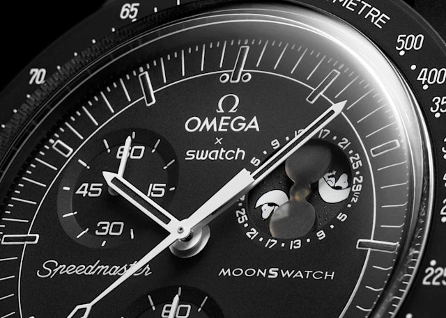 Swatch x Omega Bioceramic Moonswatch Mission To Moonphase Snoopy Black שעון אומגה בשיתוף פעולה עם סווטש
