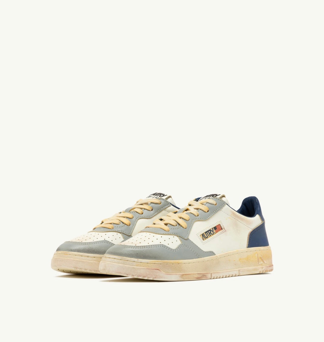 AUTRY SNEAKERS MEDALIST LOW SUPER VINTAGE SNEAKERS IN LIMESTONE WHITE AND BLUE LEATHER AVLM - SV09
