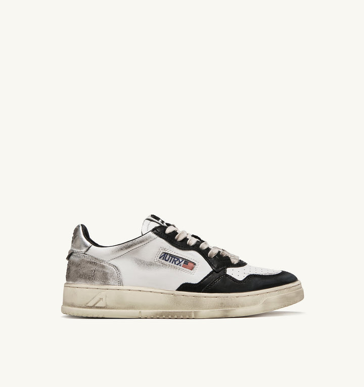 AUTRY SNEAKERS MEDALIST LOW SUPER VINTAGE SNEAKERS LOW IN WHITE BLACK AND SILVER LEATHER AVLW - SV11