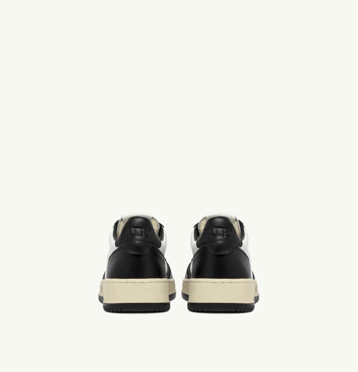AUTRY SNEAKERS MEDALIST LOW SNEAKERS IN WHITE AND BLACK LEATHER WITH LETTERINGAULM - BH02