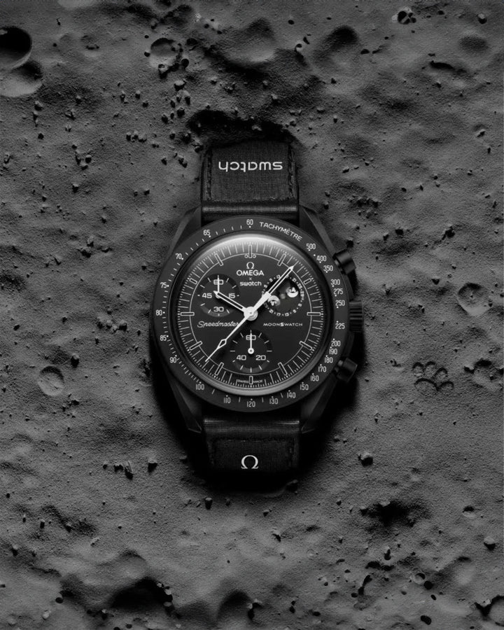 Swatch x Omega Bioceramic Moonswatch Mission To Moonphase Snoopy Black שעון אומגה בשיתוף פעולה עם סווטש