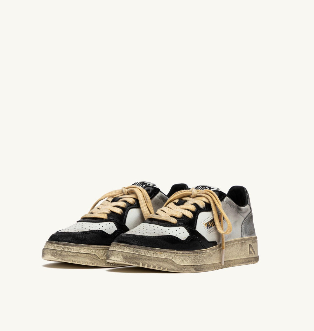 AUTRY SNEAKERS MEDALIST LOW SUPER VINTAGE SNEAKERS LOW IN WHITE BLACK AND SILVER LEATHER AVLW - SV11