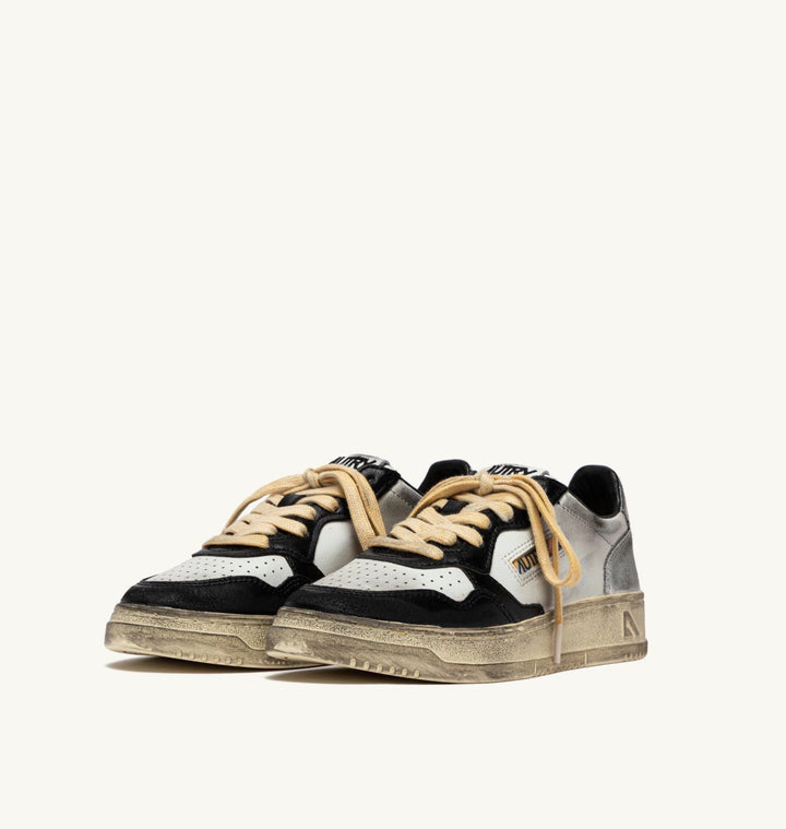 AUTRY SNEAKERS MEDALIST LOW SUPER VINTAGE SNEAKERS LOW IN WHITE BLACK AND SILVER LEATHER AVLW - SV11