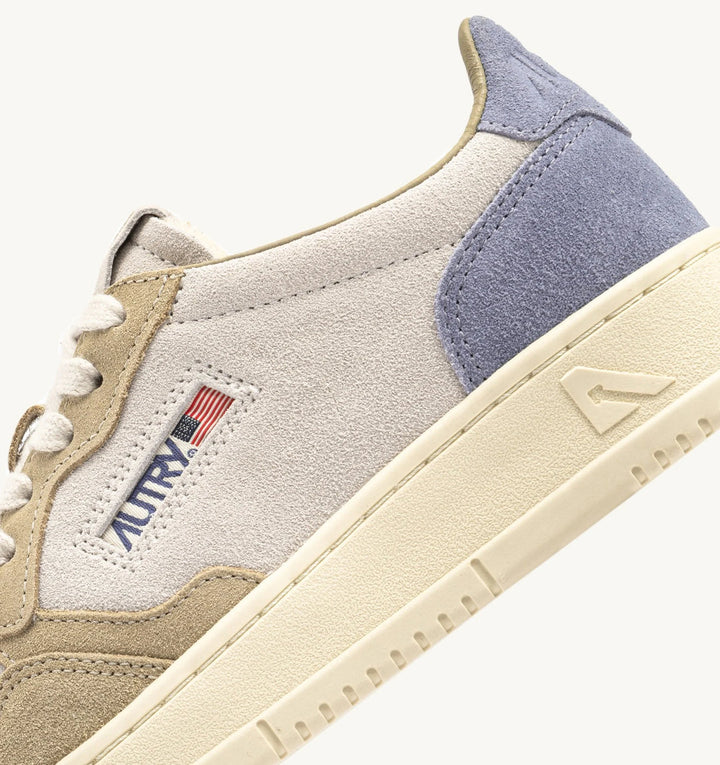 AUTRY MEDALIST LOW SNEAKERS IN TRICOLOR LIGHT BLUE CLAUDIA AND SPONGE SUEDE