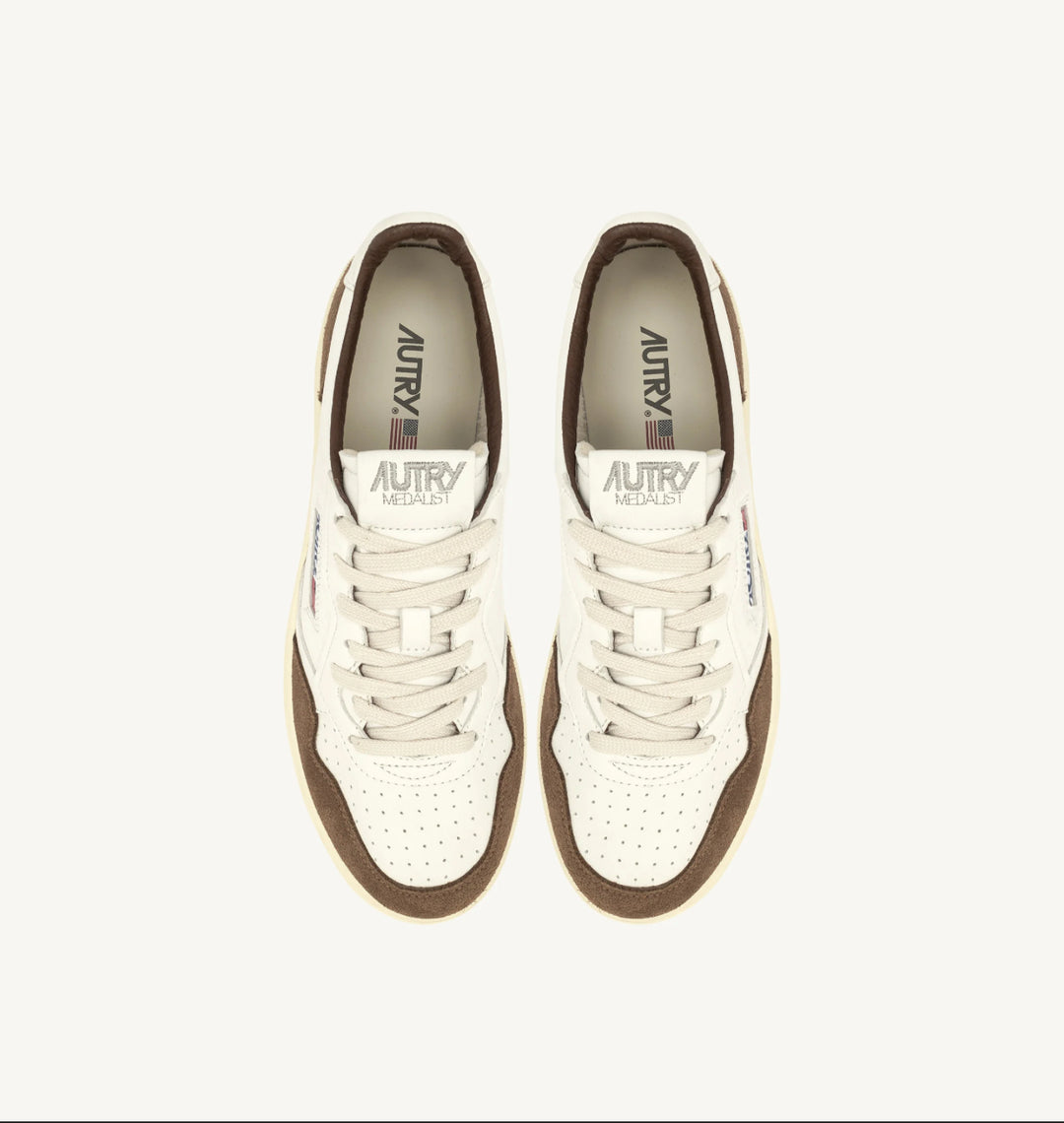 AUTRY SNEAKERS MEDALIST LOW SNEAKERS IN WHITE AND CIGAR LEATHER SUEDE