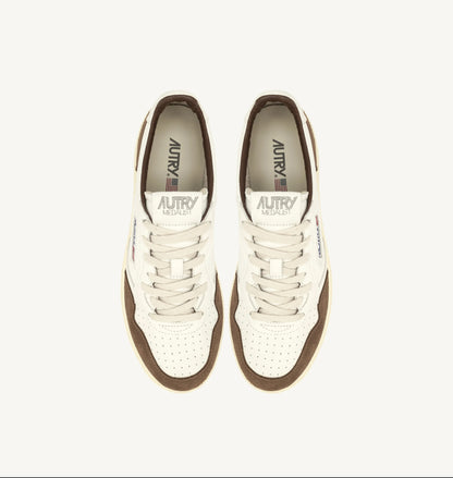 AUTRY SNEAKERS MEDALIST LOW SNEAKERS IN WHITE AND CIGAR LEATHER SUEDE