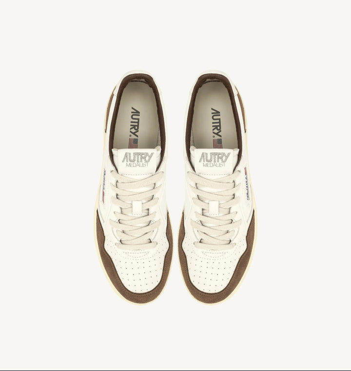 AUTRY SNEAKERS MEDALIST LOW SNEAKERS IN WHITE AND CIGAR LEATHER SUEDE