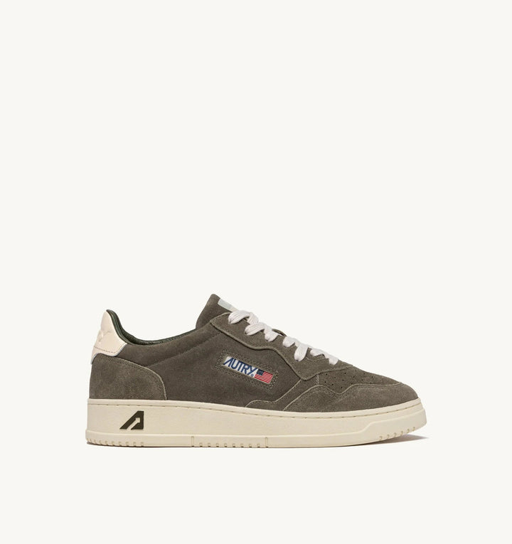 AUTRY MEDALIST LOW SNEAKERS IN MISTLETOE AND OFF WHITE SUEDE