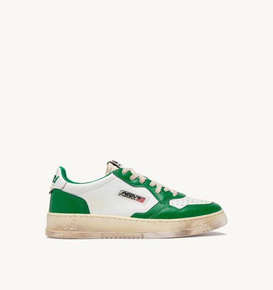 AUTRY SNEAKERS MEDALIST LOW SUPER VINTAGE SNEAKERS IN WHITE AND GREEN