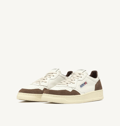 AUTRY SNEAKERS MEDALIST LOW SNEAKERS IN WHITE AND CIGAR LEATHER SUEDE