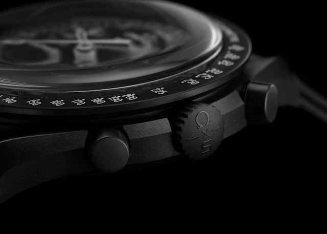 Swatch x Omega Bioceramic Moonswatch Mission To Moonphase Snoopy Black שעון אומגה בשיתוף פעולה עם סווטש
