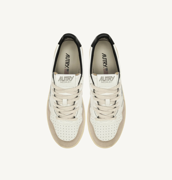 AUTRY SNEAKERS MEDALIST LOW SNEAKERS IN WHITE AND BLACK LEATHER AND SUEDE WITH LETTERING