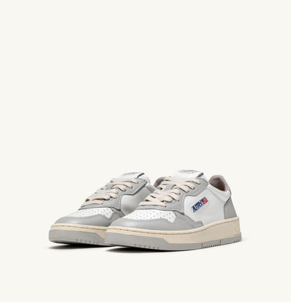AUTRY SNEAKERS MAN MEDALIST LOW BICOLOR SNEAKERS IN WHITE AND VAPOR LEATHER