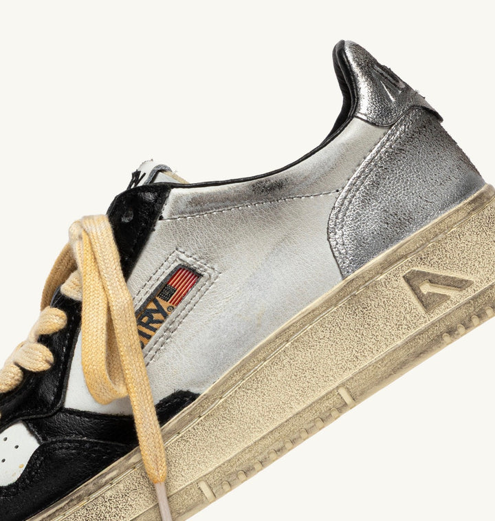 AUTRY SNEAKERS MEDALIST LOW SUPER VINTAGE SNEAKERS LOW IN WHITE BLACK AND SILVER LEATHER AVLW - SV11