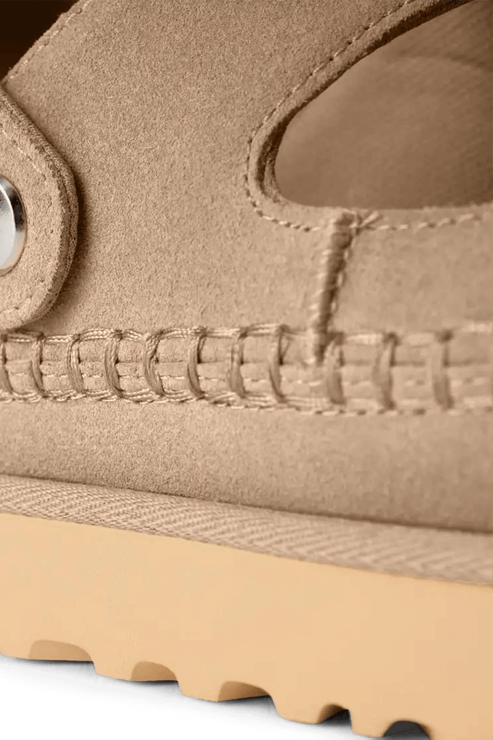 UGG GOLDENSTAR GLIDE SAND סנדלי גולדן סטאר גלייד סנד