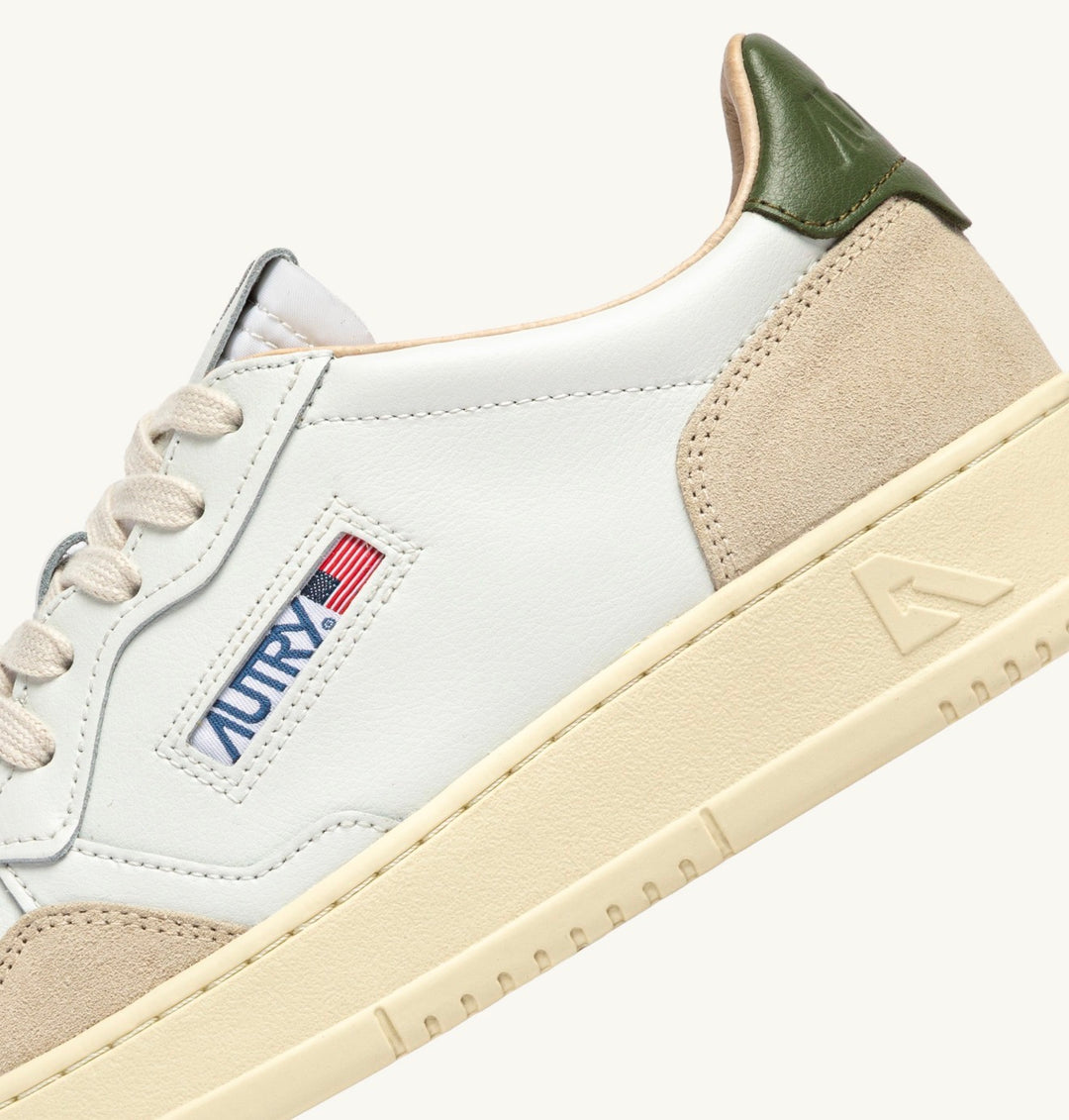 AUTRY SNEAKERS MEDALIST LOW SNEAKERS IN WHITE LEATHER AND BRONZE GREEN SUEDE