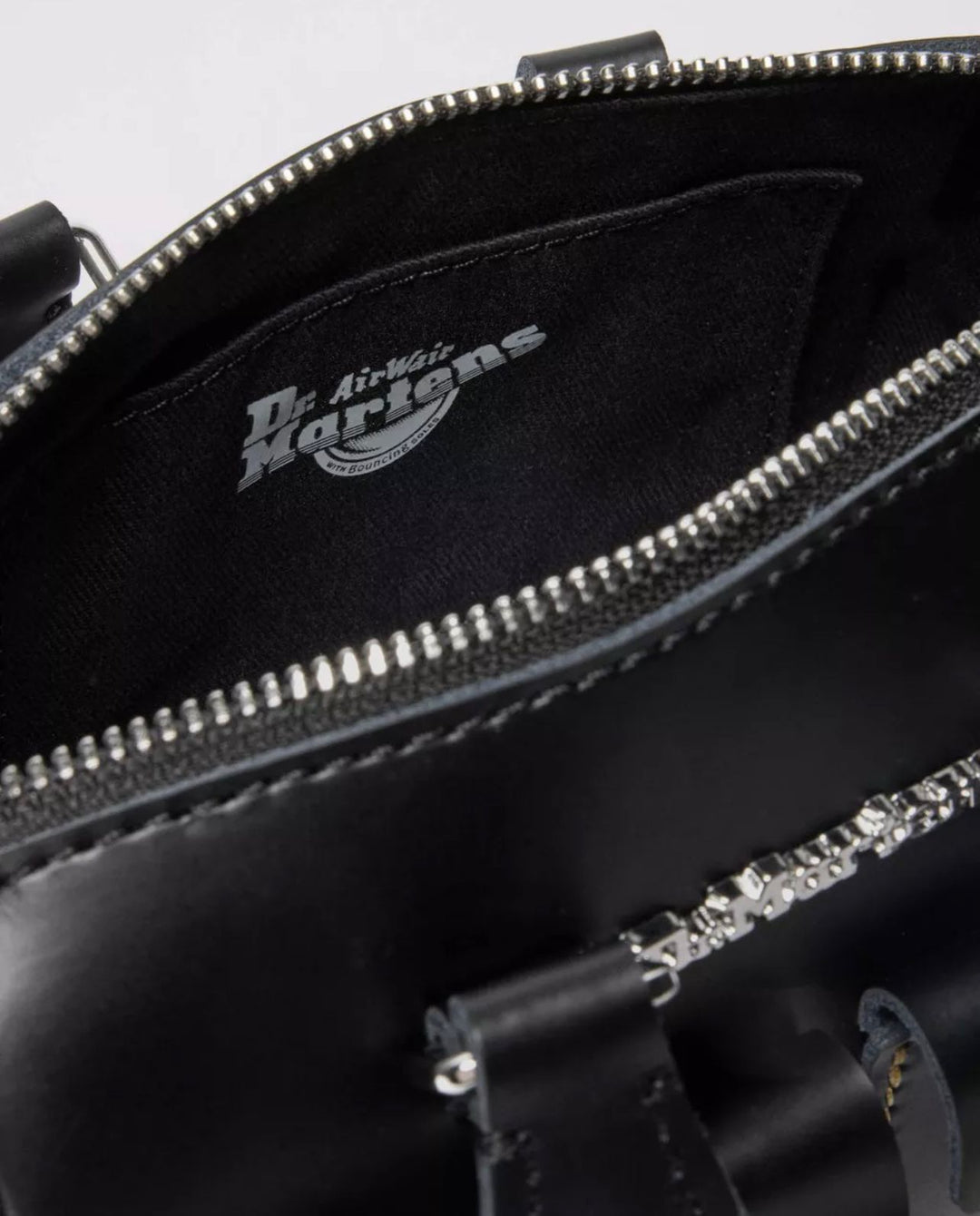 DR MARTENS תיק מיני טופ הנדל שחור