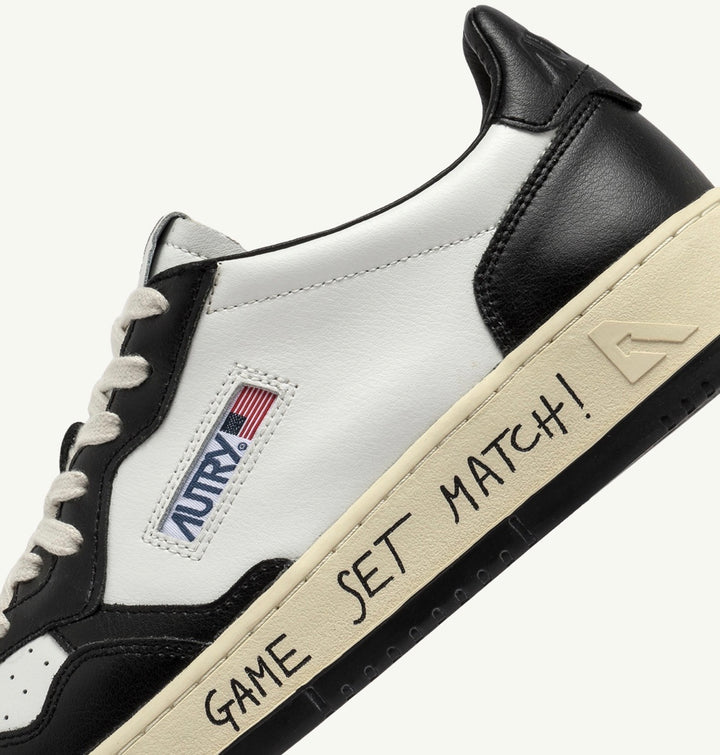 AUTRY SNEAKERS MEDALIST LOW SNEAKERS IN WHITE AND BLACK LEATHER WITH LETTERINGAULM - BH02