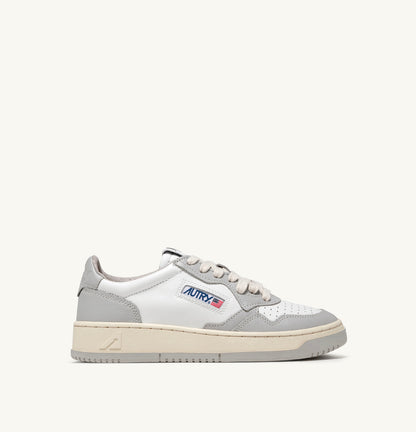 AUTRY SNEAKERS MAN MEDALIST LOW BICOLOR SNEAKERS IN WHITE AND VAPOR LEATHER