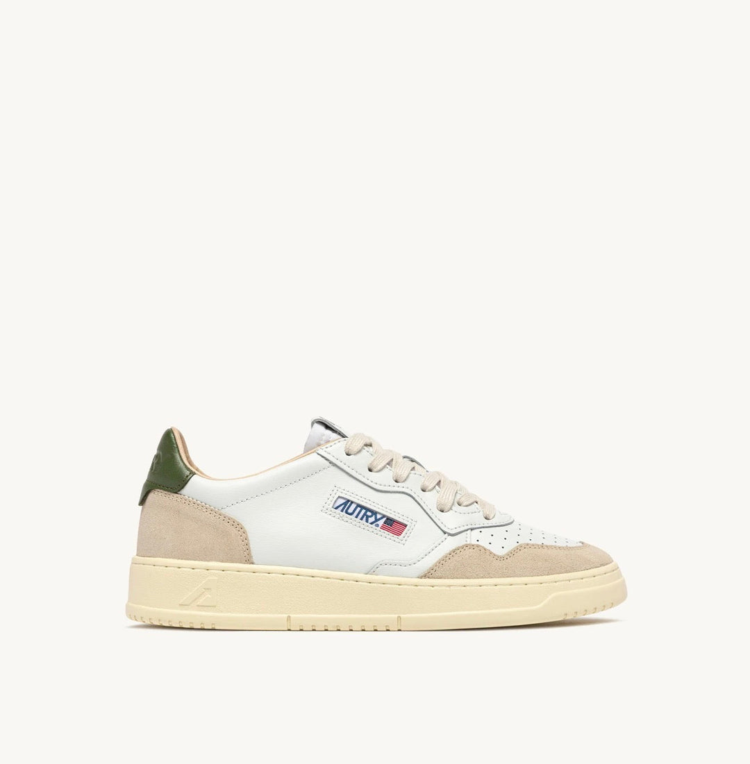 AUTRY SNEAKERS MEDALIST LOW SNEAKERS IN WHITE LEATHER AND BRONZE GREEN SUEDE