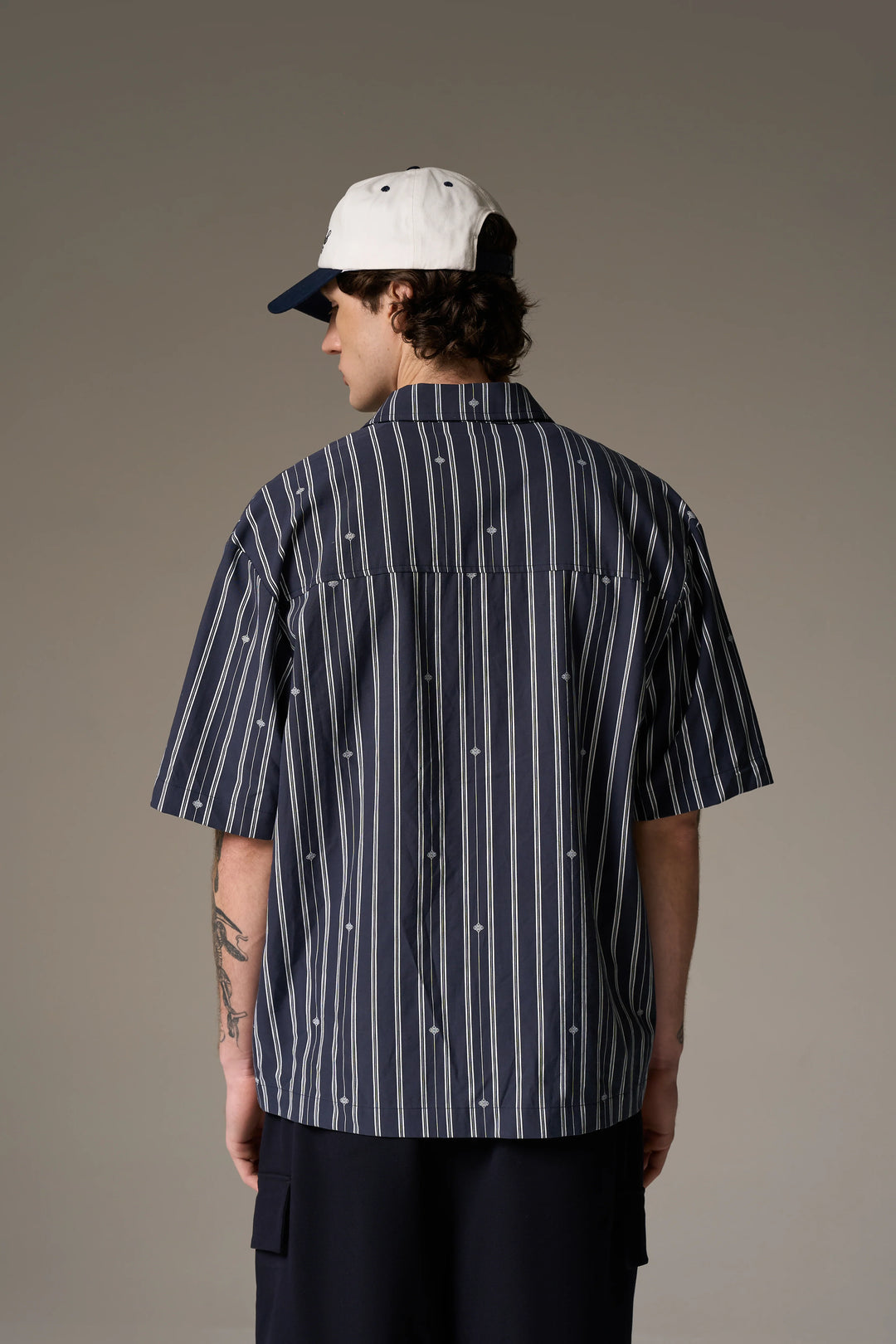 EMBLEM STRIPE SHIRT NAVY