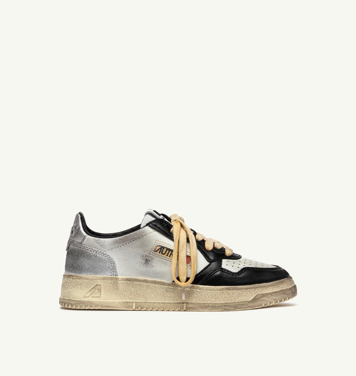 AUTRY SNEAKERS MEDALIST LOW SUPER VINTAGE SNEAKERS LOW IN WHITE BLACK AND SILVER LEATHER AVLW - SV11