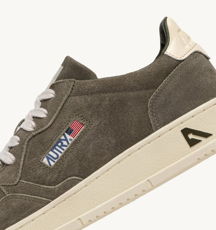 AUTRY MEDALIST LOW SNEAKERS IN MISTLETOE AND OFF WHITE SUEDE
