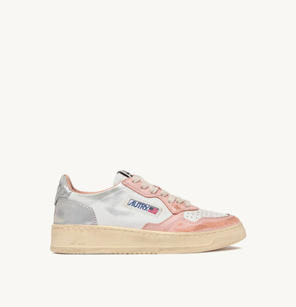 AUTRY SNEAKERS WOMAN MEDALIST LOW SUPER VINTAGE SNEAKERS IN WHITE POWDER PINK AND SILVER LEATHER