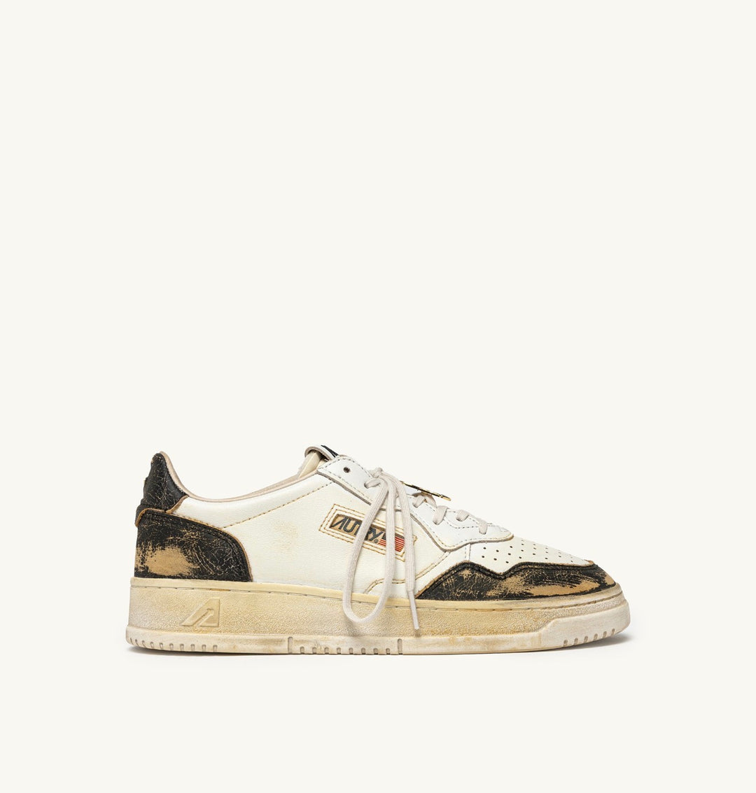 AUTRY SNEAKERS MEDALIST LOW SUPER VINTAGE SNEAKERS IN WHITE AND ANTIQUE BLACK LEATHER
AVLM - KG01