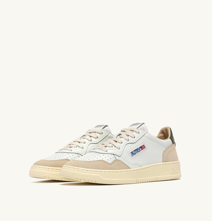 AUTRY SNEAKERS MEDALIST LOW SNEAKERS IN WHITE LEATHER AND BRONZE GREEN SUEDE
