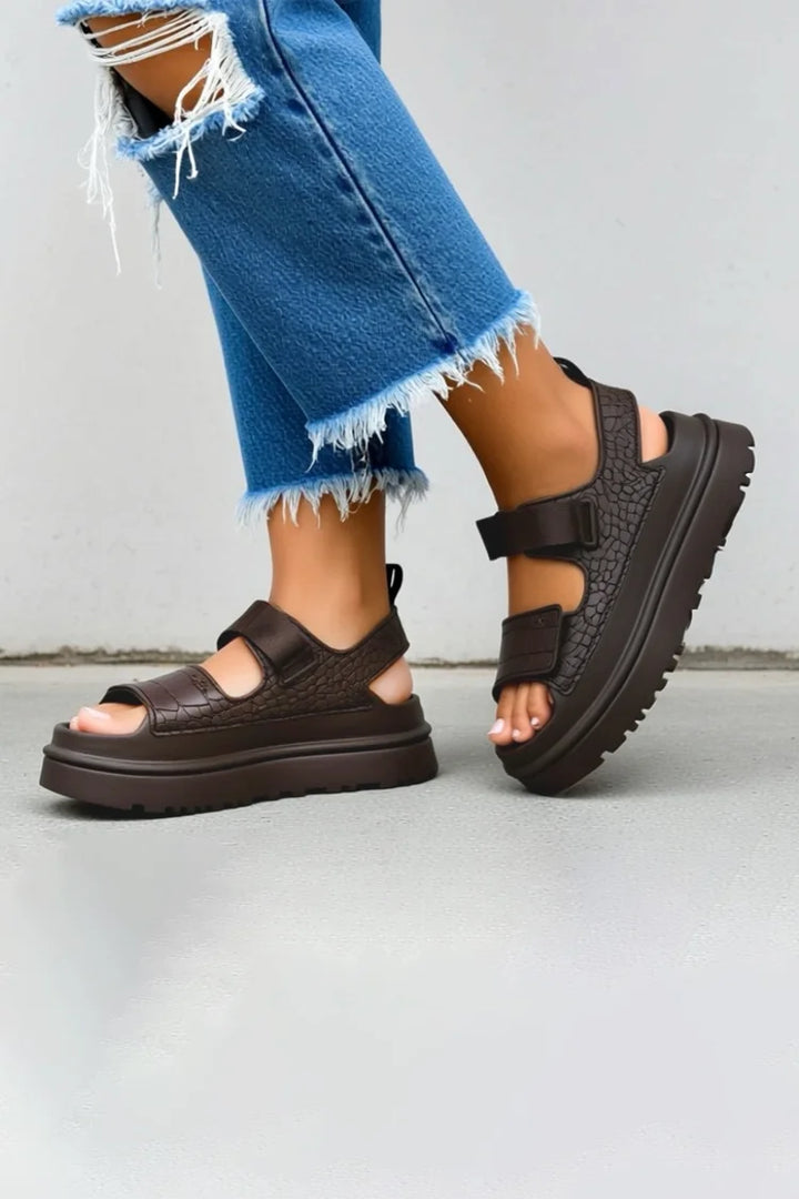 סנדלים בצבע שוקולד GoldenGlow Embossed UGG