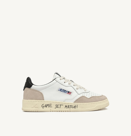 AUTRY SNEAKERS MEDALIST LOW SNEAKERS IN WHITE AND BLACK LEATHER AND SUEDE WITH LETTERING