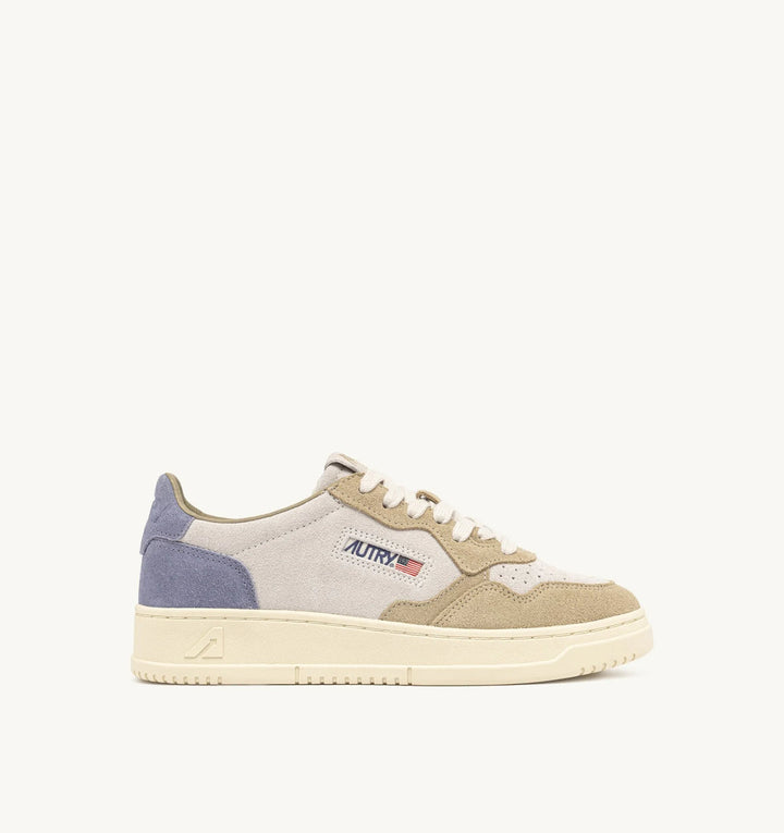 AUTRY MEDALIST LOW SNEAKERS IN TRICOLOR LIGHT BLUE CLAUDIA AND SPONGE SUEDE