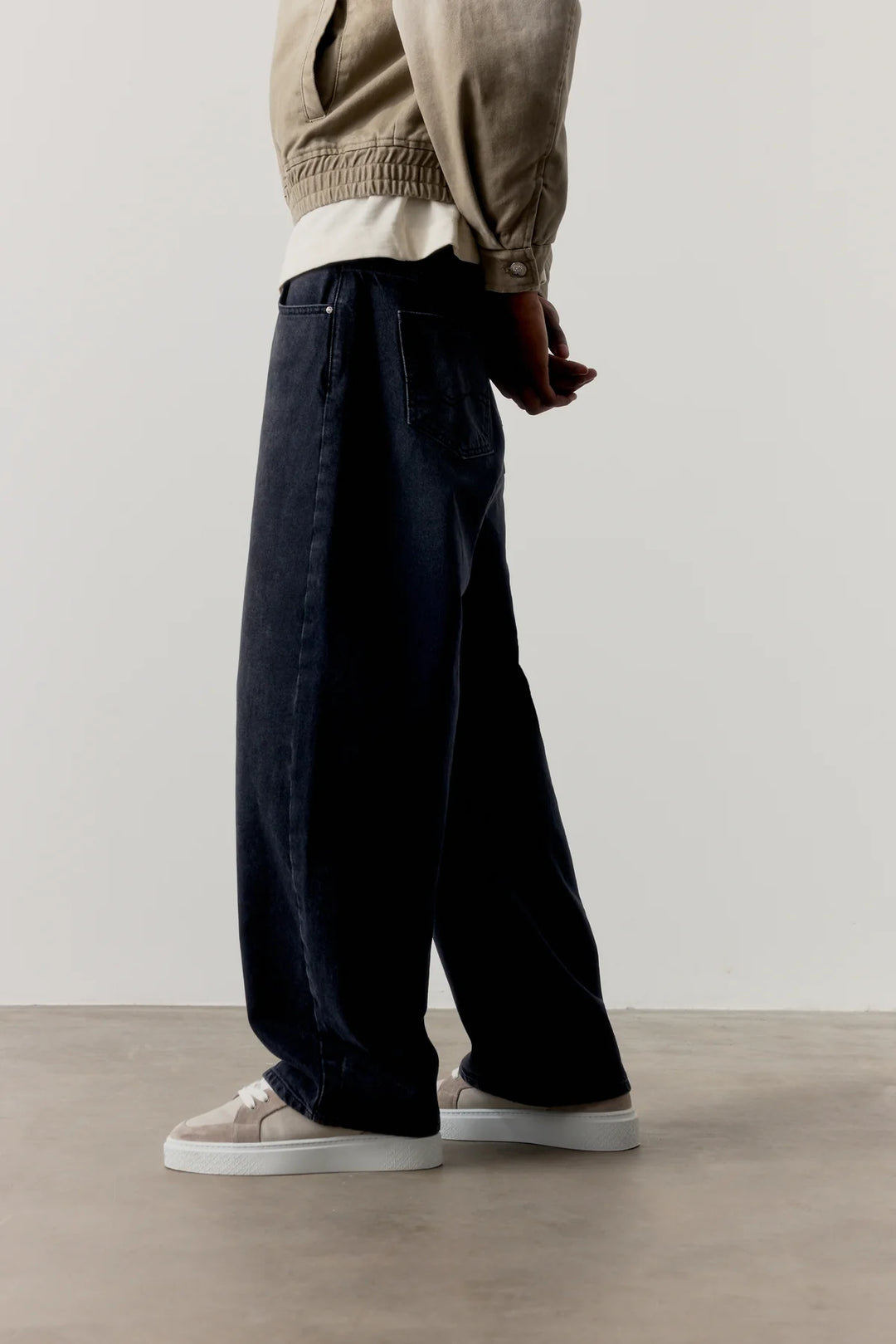 SKATER JEANS Washed Black