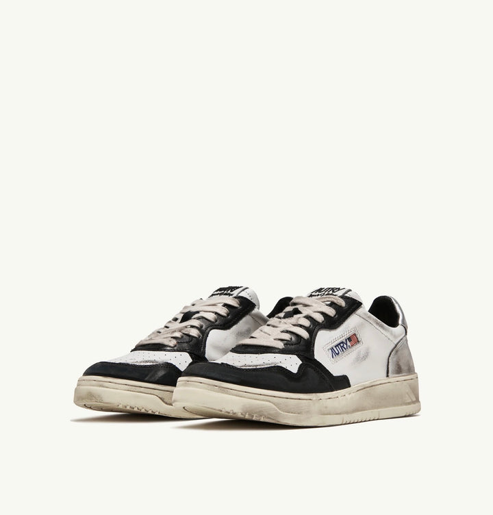 AUTRY SNEAKERS MEDALIST LOW SUPER VINTAGE SNEAKERS LOW IN WHITE BLACK AND SILVER LEATHER AVLW - SV11